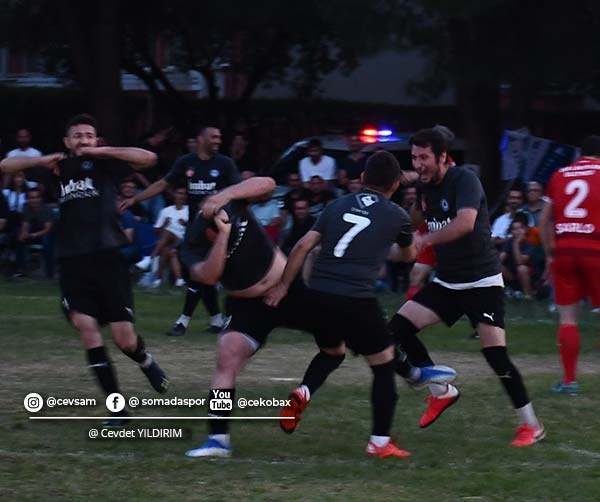 Ahmet Cura'nın İmbat'ı şampiyonluğa taşıyan gol sonrası takım arkadaşları ile beraber sevinç anı