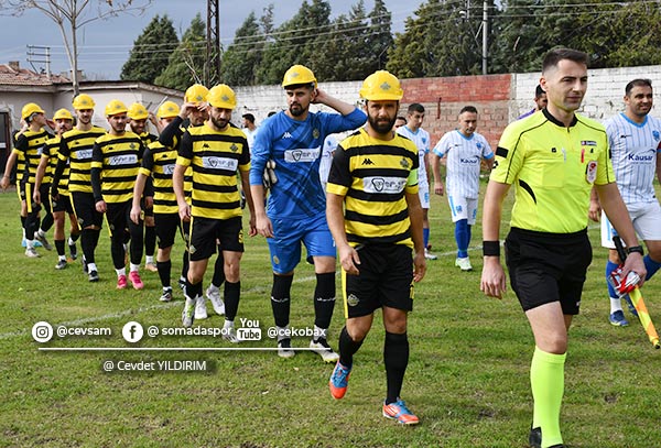 11 Kasım 2023 Cumartesi Linyit Stadı'nda oynanan Karaelmasspor-Halitpaşa Belediyespor maç öncesi takımlar sahaya çıkış anı