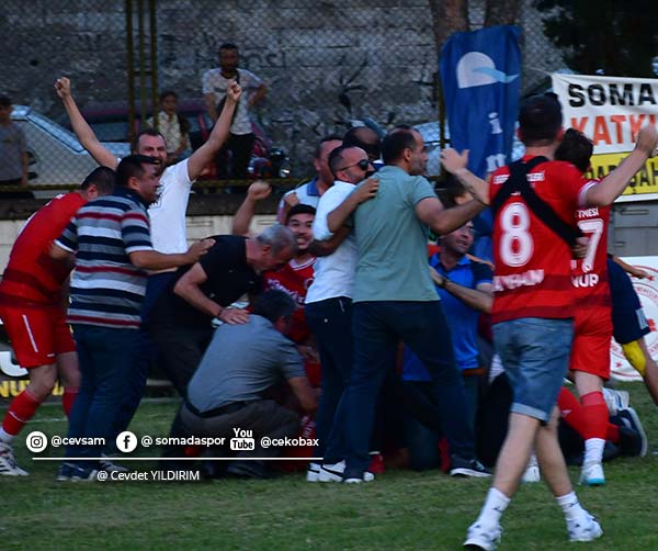 Bayram Dağaşan'ın attığı gol sonrası sevinç anı