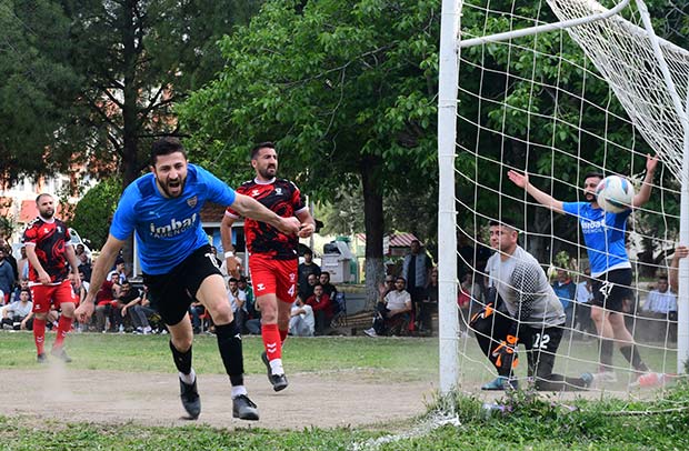 İmbat ve Milli Eğitim Yarı Finalde! Soma Kaymakamlık Futbol Turnuvası’nda Heyecan Dorukta