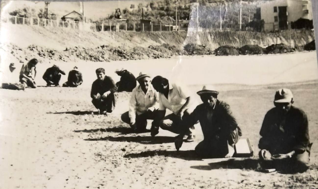 Nazım Yavuz ve personeli stadın cimlerini toprakla buluşturma anı şapkalı olan Nazım Yavuz