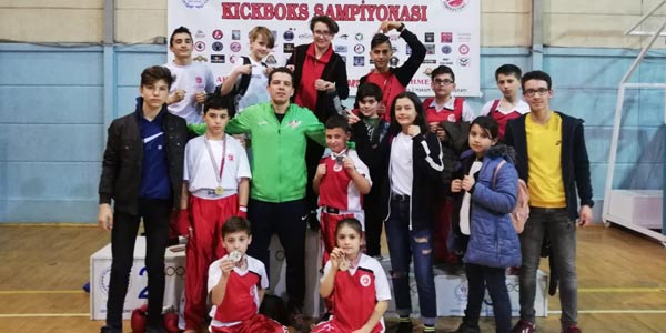Zaferspor Kick Boks Takımı, İzmir’den 8 Madalya İle Döndü