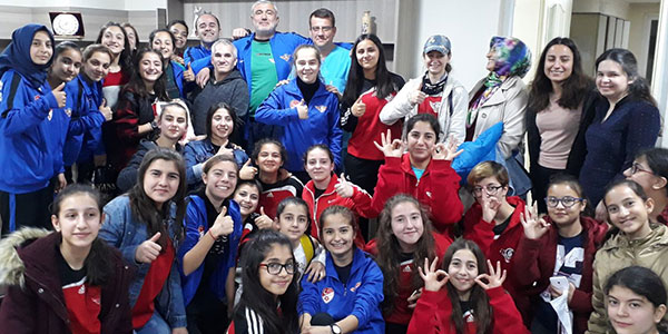 Zafer Spor Kadın Futbol Takımı Anlamlı Bir Kutlama Yaptı.